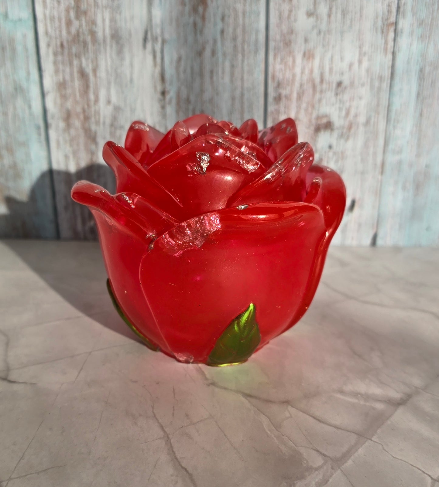 Boîte Rose Rouge avec incrustation feuilles argentées